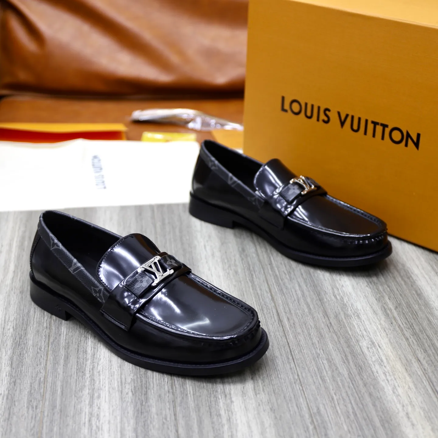 Men's Men's Shoes💰💰920LV Louis Vuitton Slip-on Loafers, top quality products from Guangzhou, ready for sale! This LV Glove loafer is made of selected soft cowhide, with a slightly wrinkled leather surface and a very high-end texture. Each pair is unique. The leather surface is light and soft, with a fine texture and good luster. It is a classic loafer style, with exquisite handmade mark stitching on the toe, and a square toe configuration to highlight the classic style. The horizontal band has hot-printed LV three-dimensional letters, semi-solid handcrafts and a genuine leather outsole, and a rubber patch on the heel to create wear-resistant performance and comfort. One of the must-have loafers for men! Comes with full original packaging! Code number: 38-39-40-41-42-43-44 (38, 45, 46 customized) standard leather shoe code